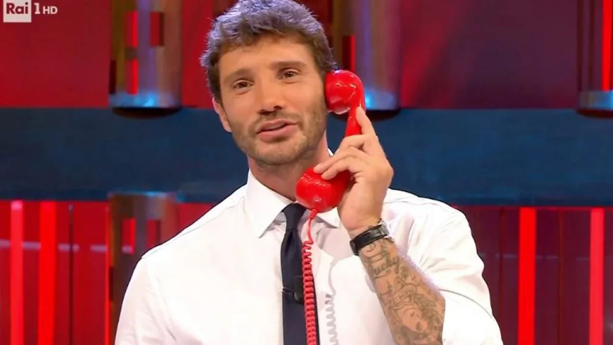 “Non se n’è accorto”, clamorosa gaffe di Stefano De Martino ad “Affari tuoi”