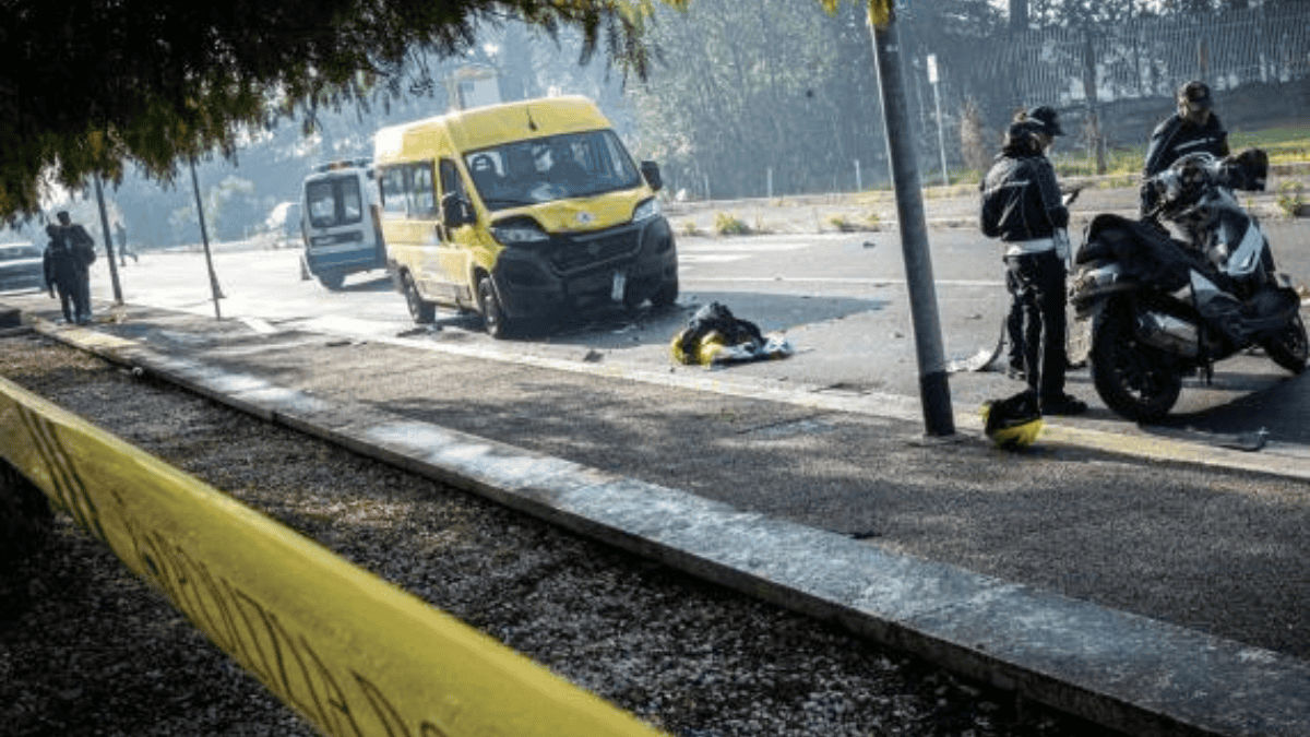 Roma, tragedia a Tor Cervara: 53enne perde la vita in un incidente tra il suo scooter e uno scuolabus