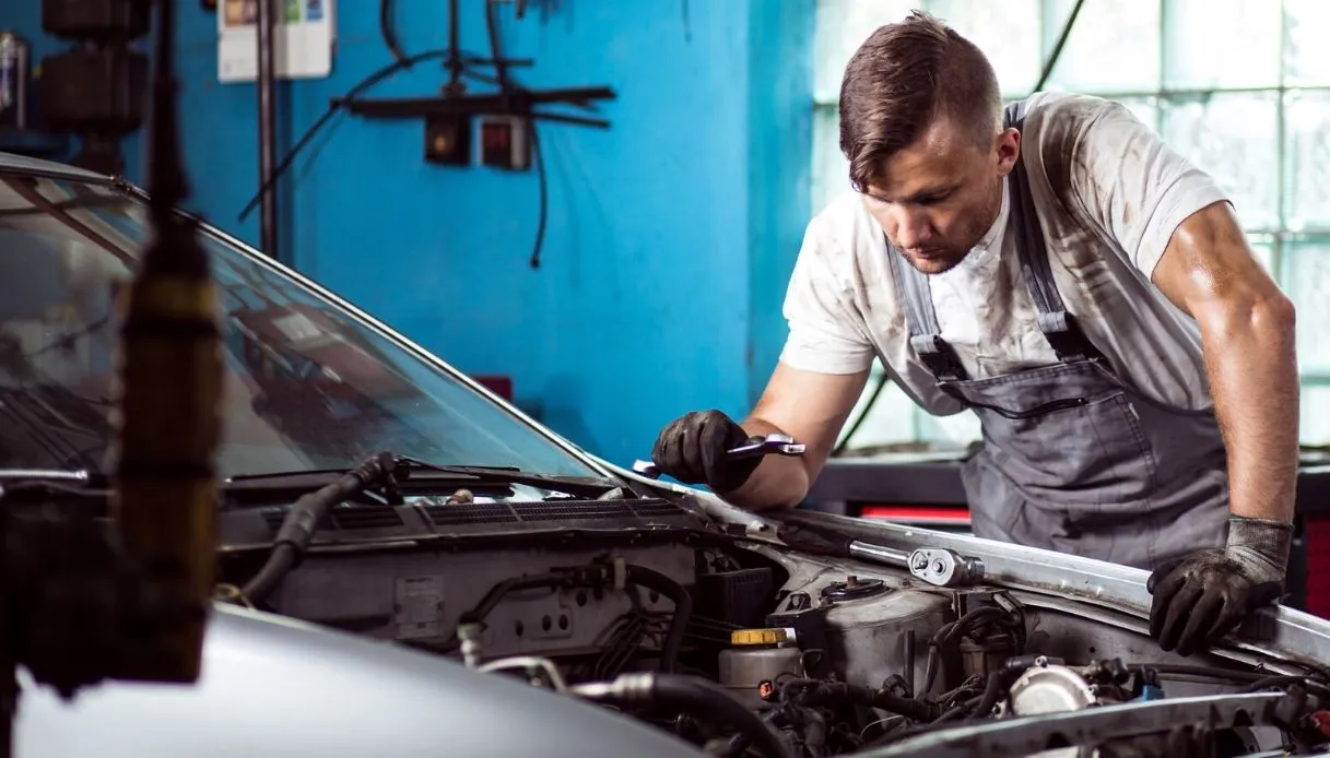 L’Unione Europea sta preparando norme severe: le auto con più di 15 anni non potranno più essere riparate