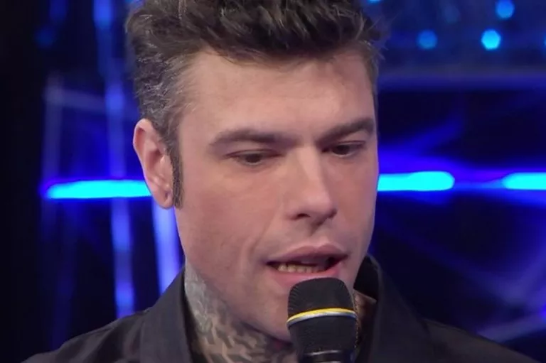 Fedez sembra confuso a Sarà Sanremo, come sta il rapper: interviene la mamma Annamaria Berrinzaghi