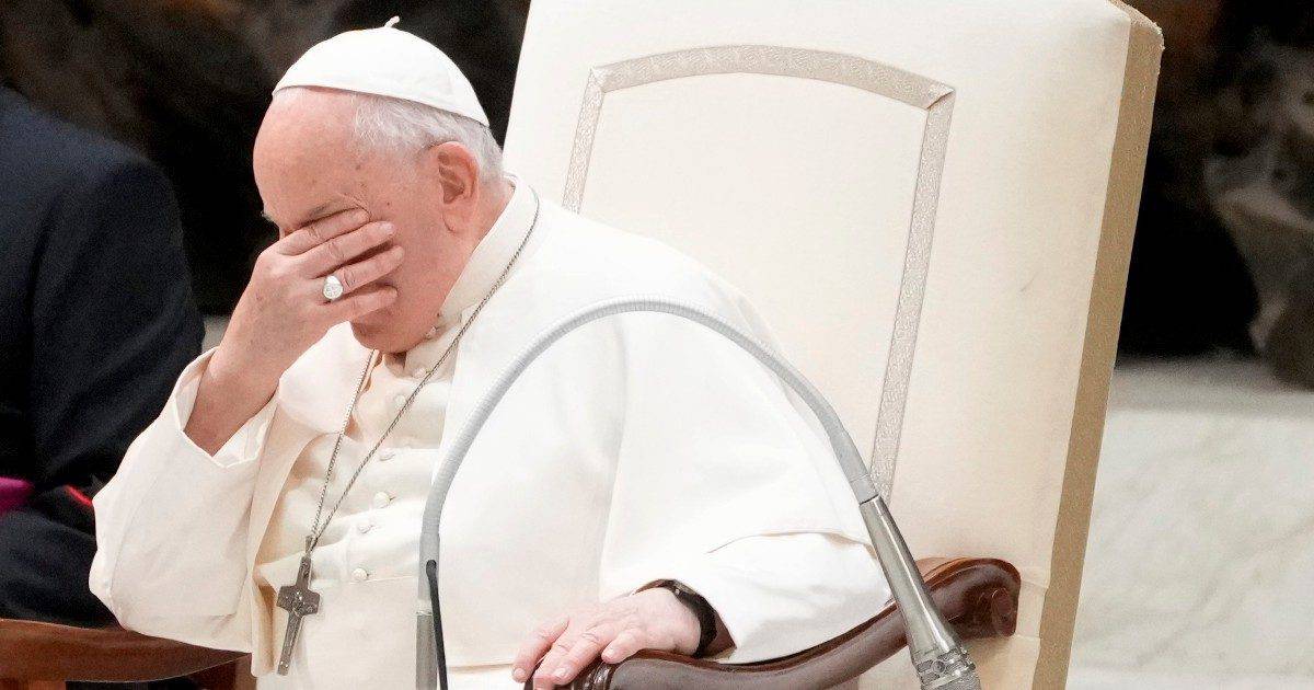 “Ho ancora il raffreddore”. Papa Francesco costretto a interrompere il suo discorso